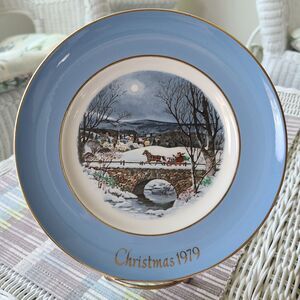 Vintage Avon Wedgwood 1979 Christmas Collectible Plate Dashing Through The Snow